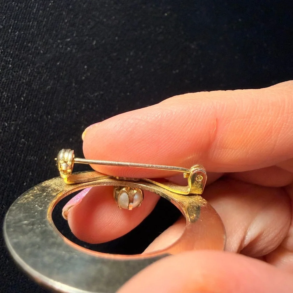 Vintage Gold Tone Textured Circle Brooch with Faux Pearl Accent Pin‎ Pendant 60s